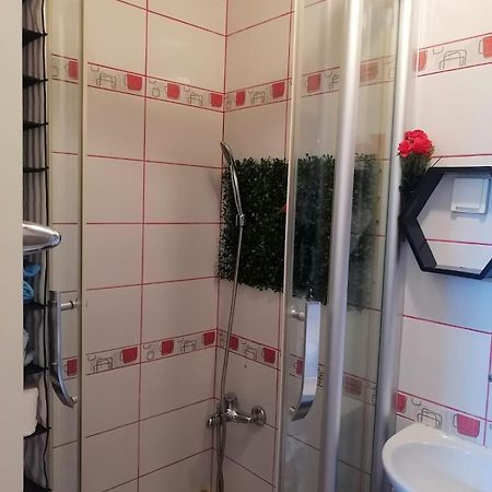 Small Low Cost Studio Belgrad Zewnętrze zdjęcie