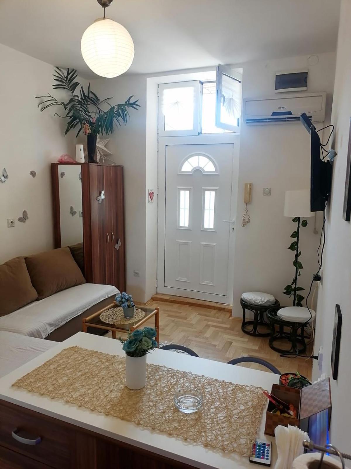 Small Low Cost Studio Belgrad Zewnętrze zdjęcie